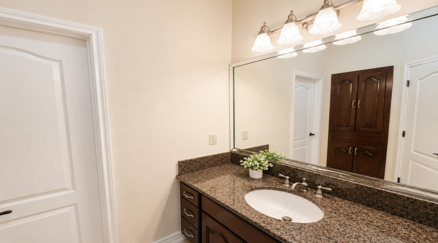 2104 Foggy Lp, Laredo, Texas 78045, 3 Bedrooms Bedrooms, 6 Rooms Rooms,2 BathroomsBathrooms,Residential,For Sale,2104 Foggy Lp,20263369