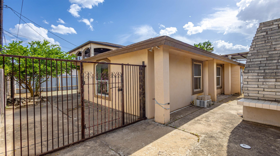 4120 Juarez Ave, Laredo, Texas 78041, 2 Bedrooms Bedrooms, 4 Rooms Rooms,2 BathroomsBathrooms,Residential,For Sale,4120 Juarez Ave,20263375