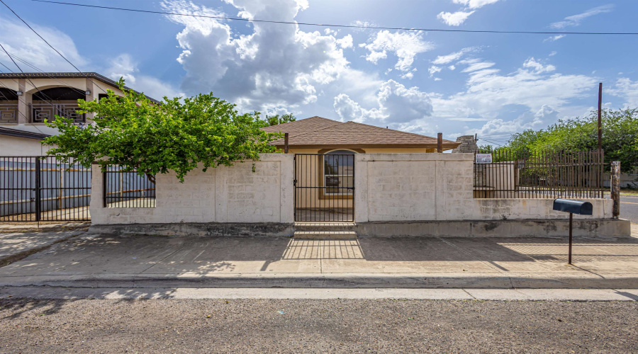 4120 Juarez Ave, Laredo, Texas 78041, 2 Bedrooms Bedrooms, 4 Rooms Rooms,2 BathroomsBathrooms,Residential,For Sale,4120 Juarez Ave,20263375