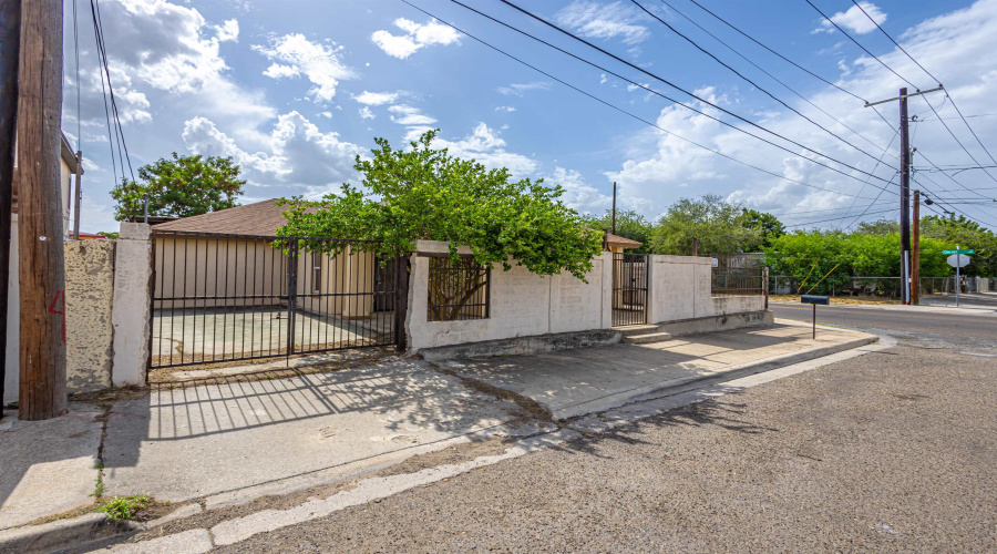 4120 Juarez Ave, Laredo, Texas 78041, 2 Bedrooms Bedrooms, 4 Rooms Rooms,2 BathroomsBathrooms,Residential,For Sale,4120 Juarez Ave,20263375