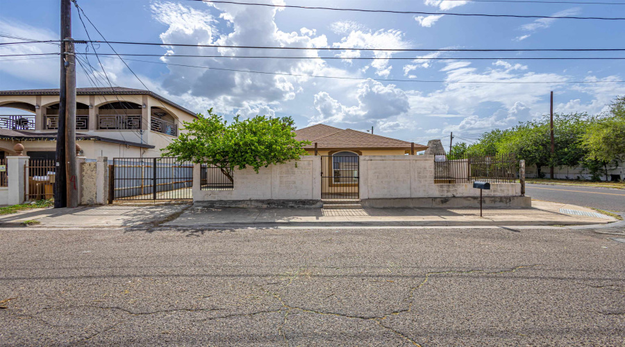 4120 Juarez Ave, Laredo, Texas 78041, 2 Bedrooms Bedrooms, 4 Rooms Rooms,2 BathroomsBathrooms,Residential,For Sale,4120 Juarez Ave,20263375