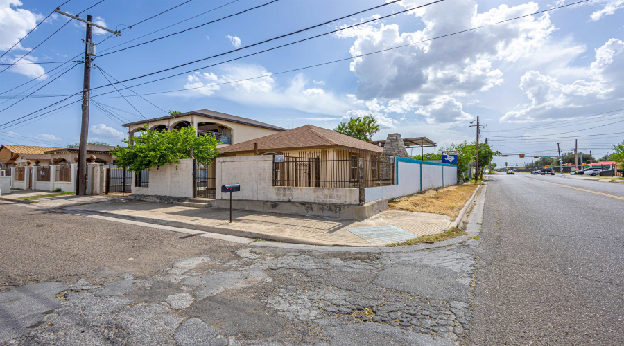 4120 Juarez Ave, Laredo, Texas 78041, 2 Bedrooms Bedrooms, 4 Rooms Rooms,2 BathroomsBathrooms,Residential,For Sale,4120 Juarez Ave,20263375