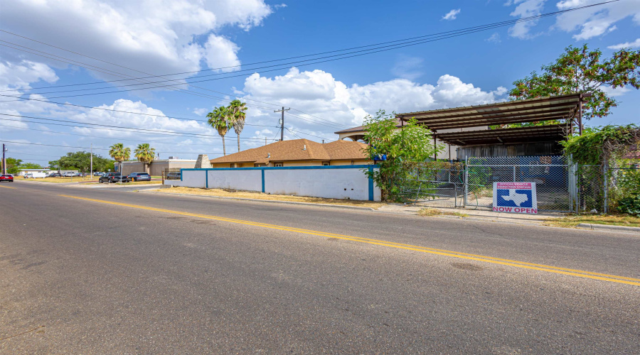 4120 Juarez Ave, Laredo, Texas 78041, 2 Bedrooms Bedrooms, 4 Rooms Rooms,2 BathroomsBathrooms,Residential,For Sale,4120 Juarez Ave,20263375