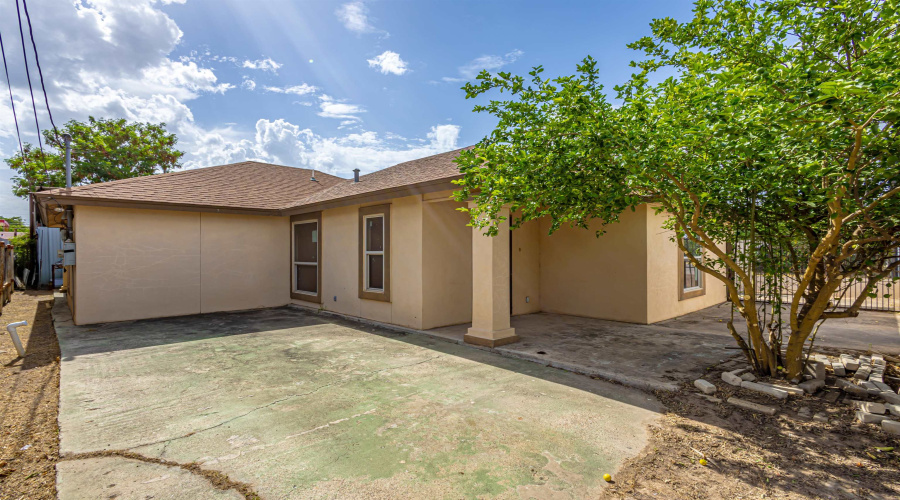 4120 Juarez Ave, Laredo, Texas 78041, 2 Bedrooms Bedrooms, 4 Rooms Rooms,2 BathroomsBathrooms,Residential,For Sale,4120 Juarez Ave,20263375
