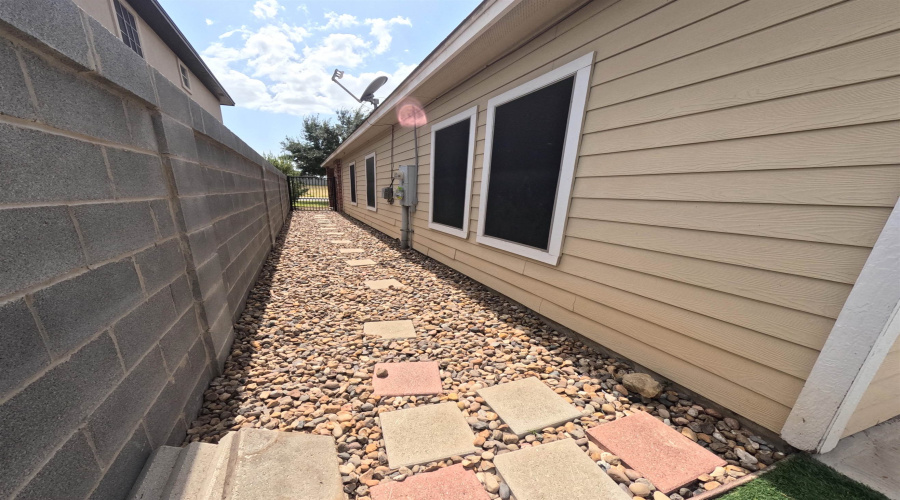 1805 Dorado Dr, Laredo, Texas 78046-6144, 3 Bedrooms Bedrooms, 6 Rooms Rooms,2 BathroomsBathrooms,Residential,For Rent,1805 Dorado Dr,20263381