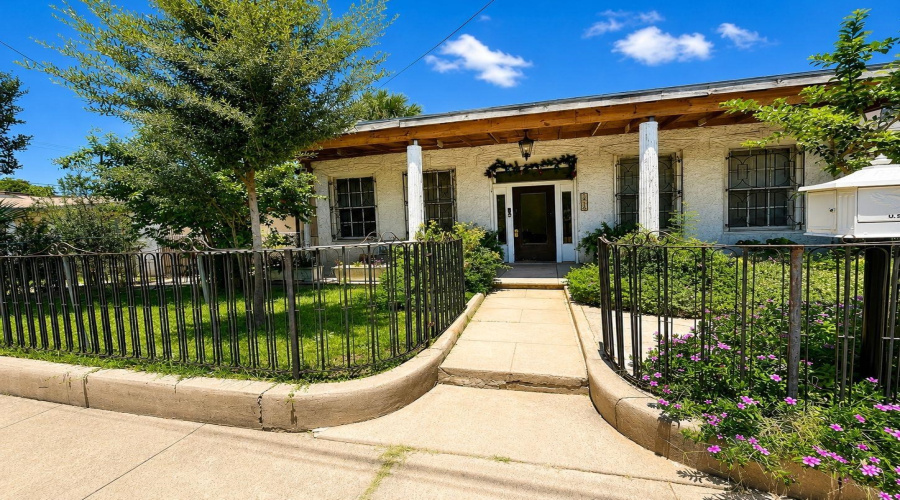 1916 Matamoros St, Laredo, Texas 78040-7719, 1 Room Rooms,1 BathroomBathrooms,Commercial retail/office,For Rent,1916 Matamoros St,20263380