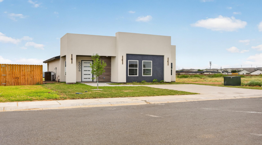 5006 Mariposa St., Laredo, Texas 78046, 3 Bedrooms Bedrooms, 5 Rooms Rooms,2 BathroomsBathrooms,Residential,For Sale,5006 Mariposa St.,20263390