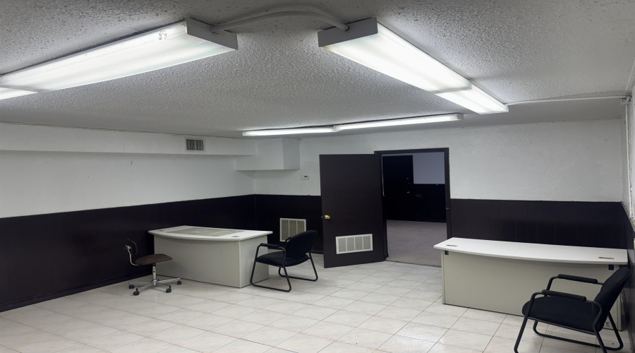 1019 San Bernardo Ave, Laredo, Texas 78040, 1 Room Rooms,4 BathroomsBathrooms,Commercial retail/office,For Sale,1019 San Bernardo Ave,20263392