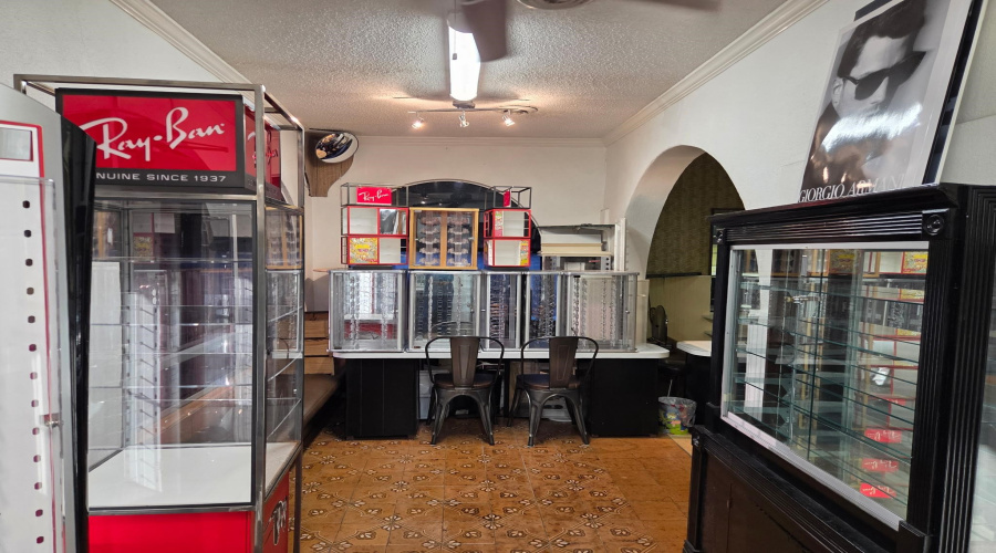 1019 San Bernardo Ave, Laredo, Texas 78040, 1 Room Rooms,4 BathroomsBathrooms,Commercial retail/office,For Sale,1019 San Bernardo Ave,20263392