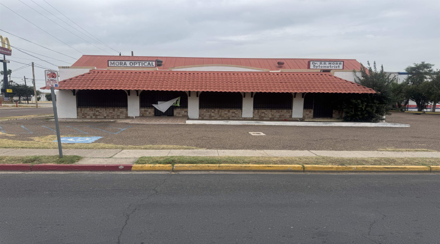 1019 San Bernardo Ave, Laredo, Texas 78040, 1 Room Rooms,4 BathroomsBathrooms,Commercial retail/office,For Sale,1019 San Bernardo Ave,20263392