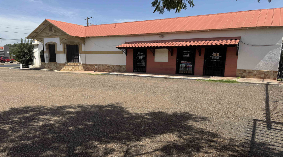 1019 San Bernardo Ave, Laredo, Texas 78040, 1 Room Rooms,4 BathroomsBathrooms,Commercial retail/office,For Sale,1019 San Bernardo Ave,20263392