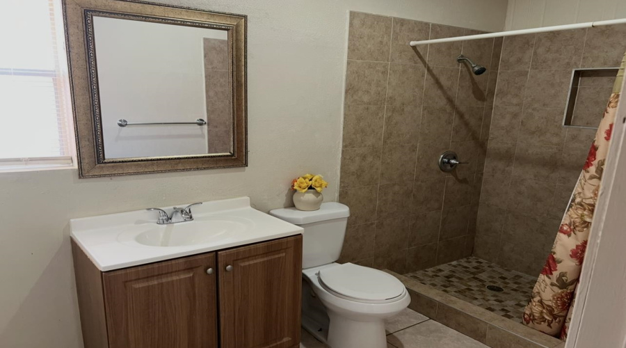211 Rio Bravo Dr, Laredo, Texas 78041, 5 Bedrooms Bedrooms, 7 Rooms Rooms,3 BathroomsBathrooms,Residential,For Sale,211 Rio Bravo Dr,20263399
