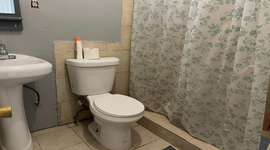 211 Rio Bravo Dr, Laredo, Texas 78041, 5 Bedrooms Bedrooms, 7 Rooms Rooms,3 BathroomsBathrooms,Residential,For Sale,211 Rio Bravo Dr,20263399