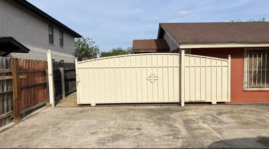 211 Rio Bravo Dr, Laredo, Texas 78041, 5 Bedrooms Bedrooms, 7 Rooms Rooms,3 BathroomsBathrooms,Residential,For Sale,211 Rio Bravo Dr,20263399