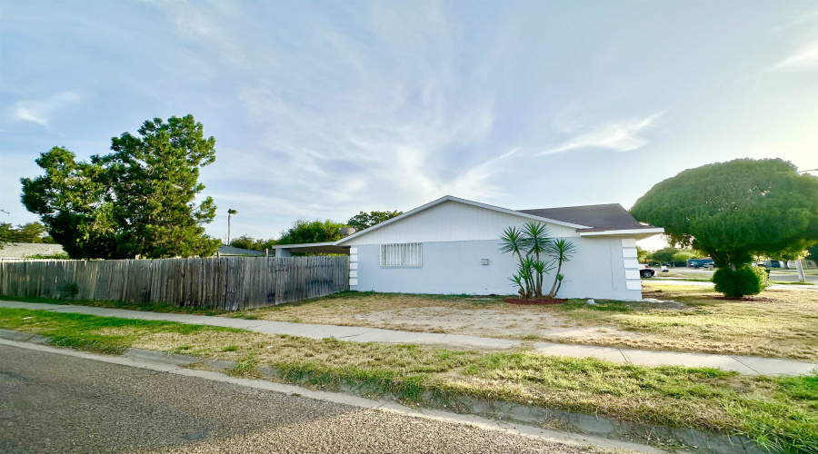 223 Maguey Dr, Laredo, Texas 78041-0000, 3 Bedrooms Bedrooms, 5 Rooms Rooms,1 BathroomBathrooms,Residential,For Sale,223 Maguey Dr,20263407