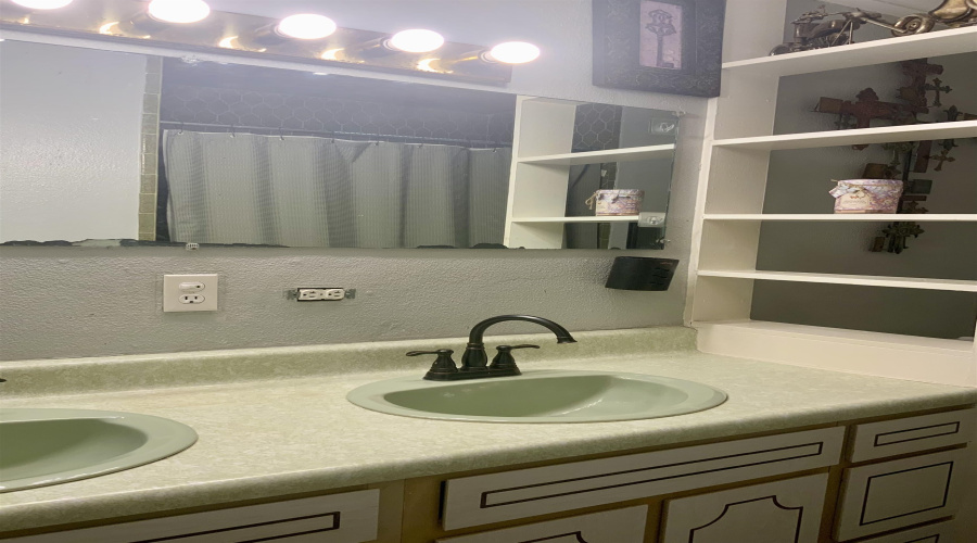 322 Military Rd, Zapata, Texas 78076, 5 Bedrooms Bedrooms, 9 Rooms Rooms,3 BathroomsBathrooms,Residential,For Sale,322 Military Rd,20263409