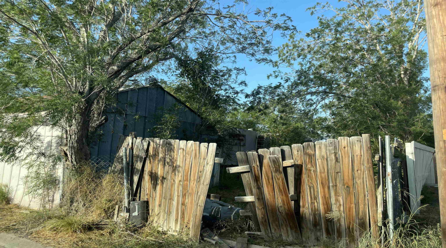 1319 Philadelphia St, Laredo, Texas 78041, 3 Bedrooms Bedrooms, 5 Rooms Rooms,2 BathroomsBathrooms,Residential,For Sale,1319 Philadelphia St,20263410