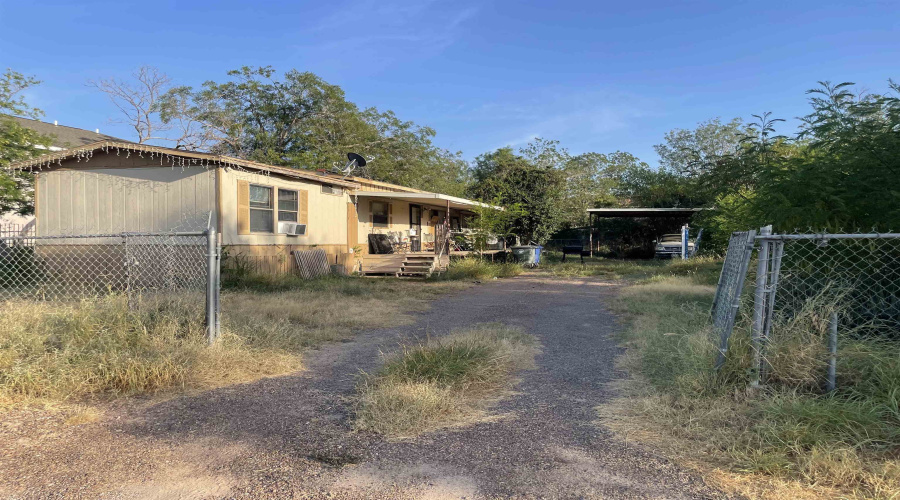 1319 Philadelphia St, Laredo, Texas 78041, 3 Bedrooms Bedrooms, 5 Rooms Rooms,2 BathroomsBathrooms,Residential,For Sale,1319 Philadelphia St,20263410