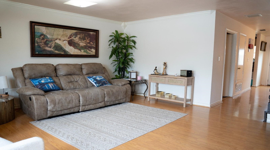 101 W Del Mar Blvd, Laredo, Texas 78041, 3 Bedrooms Bedrooms, 5 Rooms Rooms,2 BathroomsBathrooms,Residential,For Rent,101 W Del Mar Blvd,20263426