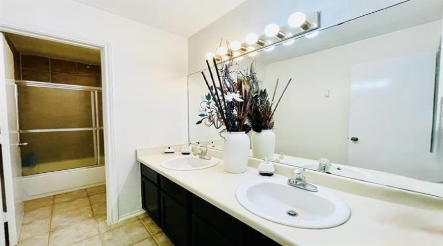 3212 Saint Kathryn Lp, LAREDO, Texas 78046, 5 Bedrooms Bedrooms, 8 Rooms Rooms,2 BathroomsBathrooms,Residential,For Sale,3212 Saint Kathryn Lp,20263453