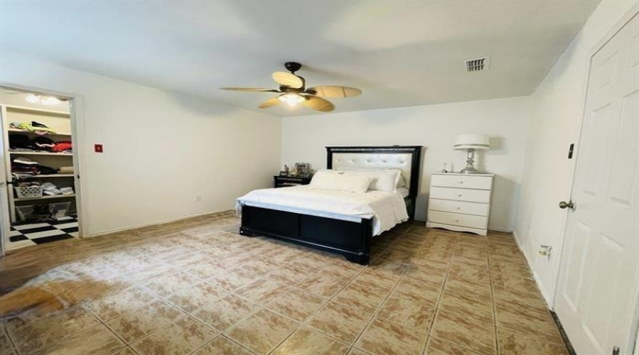 3212 Saint Kathryn Lp, LAREDO, Texas 78046, 5 Bedrooms Bedrooms, 8 Rooms Rooms,2 BathroomsBathrooms,Residential,For Sale,3212 Saint Kathryn Lp,20263453