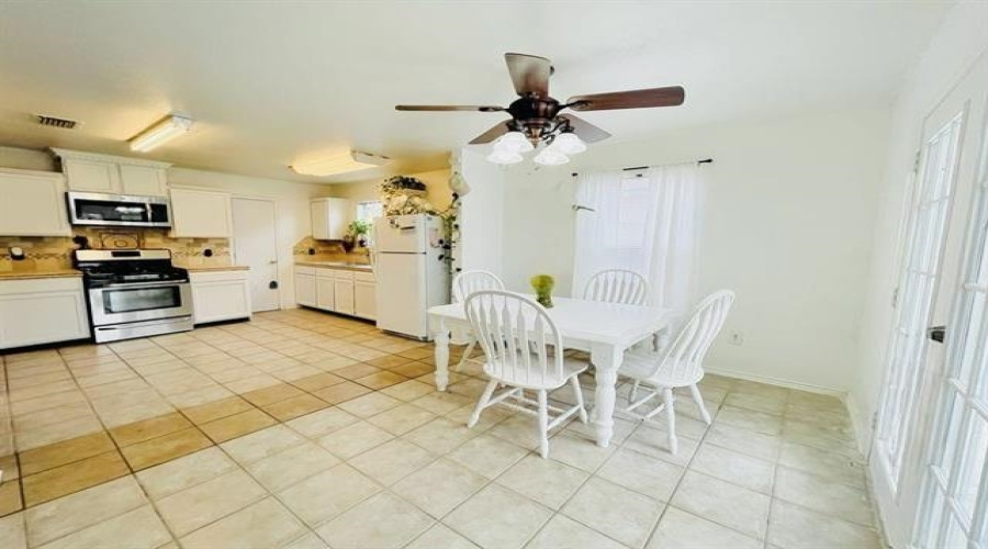 3212 Saint Kathryn Lp, LAREDO, Texas 78046, 5 Bedrooms Bedrooms, 8 Rooms Rooms,2 BathroomsBathrooms,Residential,For Sale,3212 Saint Kathryn Lp,20263453