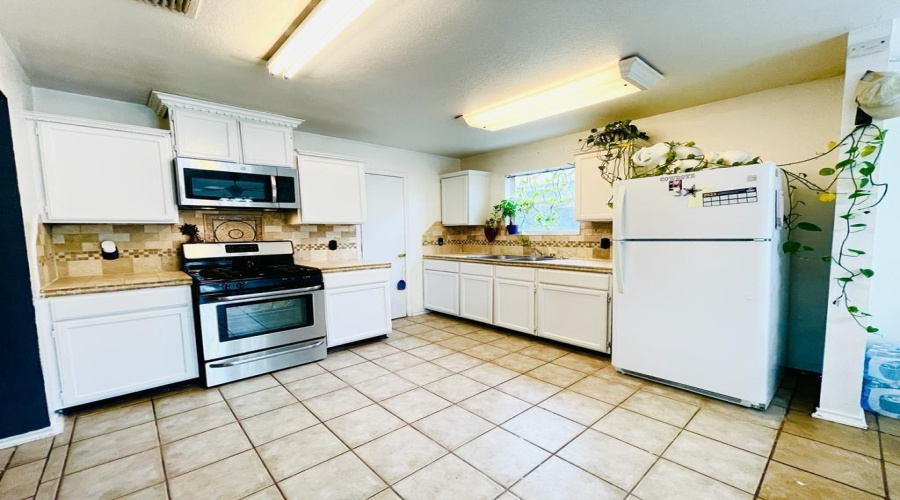 3212 Saint Kathryn Lp, LAREDO, Texas 78046, 5 Bedrooms Bedrooms, 8 Rooms Rooms,2 BathroomsBathrooms,Residential,For Sale,3212 Saint Kathryn Lp,20263453