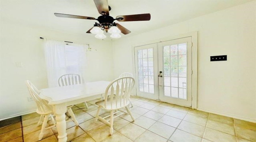 3212 Saint Kathryn Lp, LAREDO, Texas 78046, 5 Bedrooms Bedrooms, 8 Rooms Rooms,2 BathroomsBathrooms,Residential,For Sale,3212 Saint Kathryn Lp,20263453