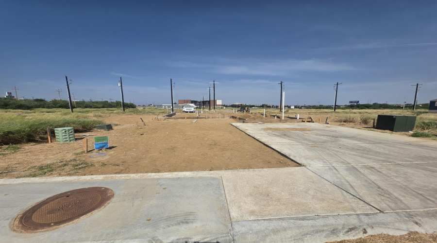 5015 Luna Grande Lp., Laredo, Texas 78046, 3 Bedrooms Bedrooms, 5 Rooms Rooms,2 BathroomsBathrooms,Residential,For Sale,5015 Luna Grande Lp.,20263467