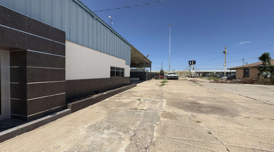 2614 San Eduardo Ave, Laredo, Texas 78040, 1 Room Rooms,4 BathroomsBathrooms,Commercial retail/office,For Rent,2614 San Eduardo Ave,20263455