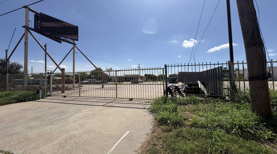 2614 San Eduardo Ave, Laredo, Texas 78040, 1 Room Rooms,4 BathroomsBathrooms,Commercial retail/office,For Rent,2614 San Eduardo Ave,20263455