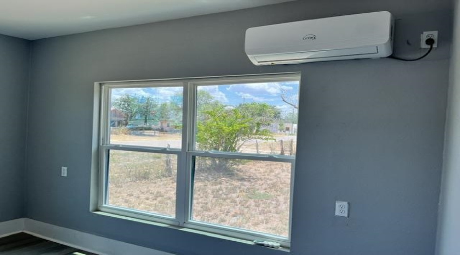 409 E Kohler, Hebbronville, Texas 78361, 3 Bedrooms Bedrooms, 6 Rooms Rooms,1 BathroomBathrooms,Residential,For Sale,409 E Kohler,20263482