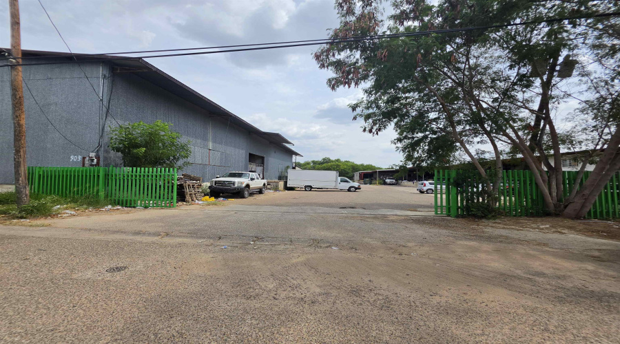 817 Willow St, Laredo, Texas 78043, 1 Bedroom Bedrooms, 1 Room Rooms,1 BathroomBathrooms,Commercial/industrial,For Rent,817 Willow St,20263487