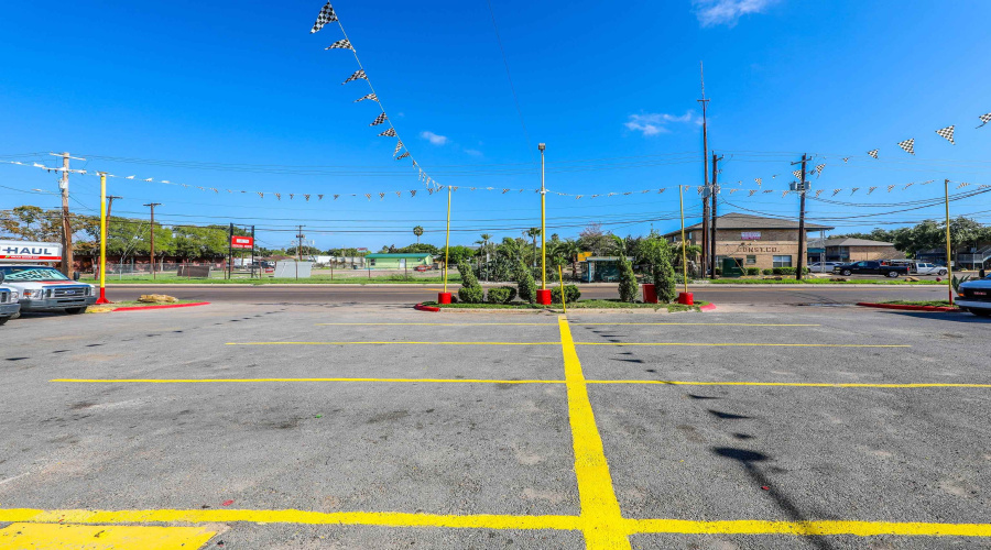 1613 Calle Del Norte, Laredo, Texas 78041-5933, 1 Room Rooms,4 BathroomsBathrooms,Commercial retail/office,For Sale,1613 Calle Del Norte,20263495