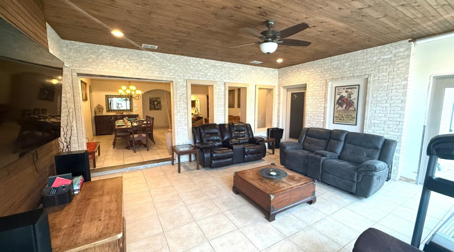 403 Beringer Ct, Laredo, Texas 78041, 4 Bedrooms Bedrooms, 9 Rooms Rooms,3 BathroomsBathrooms,Residential,For Sale,403 Beringer Ct,20263494