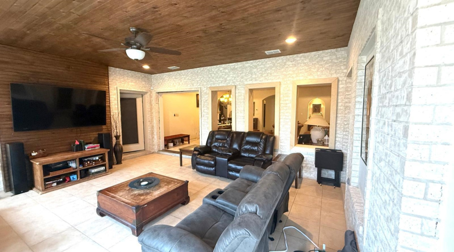 403 Beringer Ct, Laredo, Texas 78041, 4 Bedrooms Bedrooms, 9 Rooms Rooms,3 BathroomsBathrooms,Residential,For Sale,403 Beringer Ct,20263494