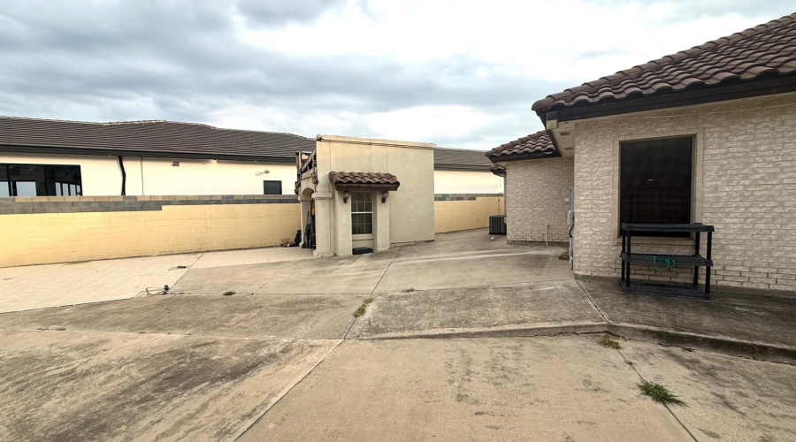 403 Beringer Ct, Laredo, Texas 78041, 4 Bedrooms Bedrooms, 9 Rooms Rooms,3 BathroomsBathrooms,Residential,For Sale,403 Beringer Ct,20263494