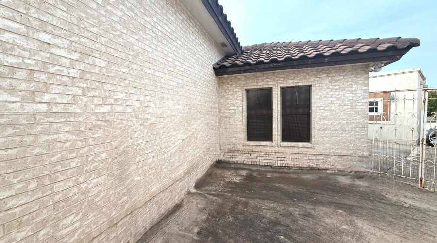 403 Beringer Ct, Laredo, Texas 78041, 4 Bedrooms Bedrooms, 9 Rooms Rooms,3 BathroomsBathrooms,Residential,For Sale,403 Beringer Ct,20263494