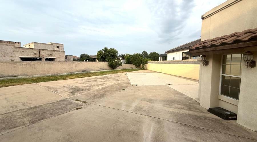 403 Beringer Ct, Laredo, Texas 78041, 4 Bedrooms Bedrooms, 9 Rooms Rooms,3 BathroomsBathrooms,Residential,For Sale,403 Beringer Ct,20263494