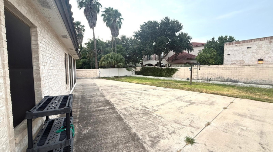 403 Beringer Ct, Laredo, Texas 78041, 4 Bedrooms Bedrooms, 9 Rooms Rooms,3 BathroomsBathrooms,Residential,For Sale,403 Beringer Ct,20263494
