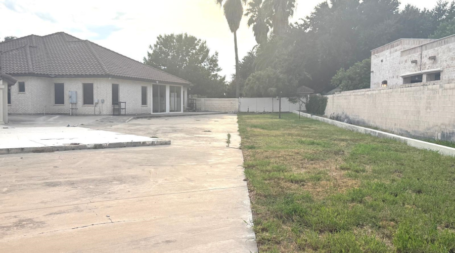 403 Beringer Ct, Laredo, Texas 78041, 4 Bedrooms Bedrooms, 9 Rooms Rooms,3 BathroomsBathrooms,Residential,For Sale,403 Beringer Ct,20263494