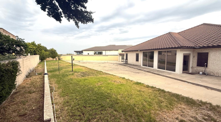 403 Beringer Ct, Laredo, Texas 78041, 4 Bedrooms Bedrooms, 9 Rooms Rooms,3 BathroomsBathrooms,Residential,For Sale,403 Beringer Ct,20263494