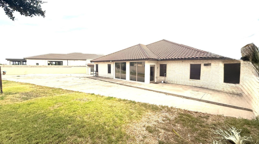 403 Beringer Ct, Laredo, Texas 78041, 4 Bedrooms Bedrooms, 9 Rooms Rooms,3 BathroomsBathrooms,Residential,For Sale,403 Beringer Ct,20263494