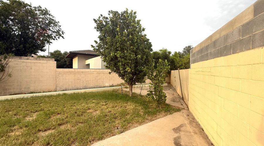 403 Beringer Ct, Laredo, Texas 78041, 4 Bedrooms Bedrooms, 9 Rooms Rooms,3 BathroomsBathrooms,Residential,For Sale,403 Beringer Ct,20263494