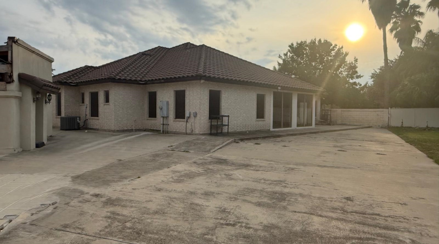 403 Beringer Ct, Laredo, Texas 78041, 4 Bedrooms Bedrooms, 9 Rooms Rooms,3 BathroomsBathrooms,Residential,For Sale,403 Beringer Ct,20263494