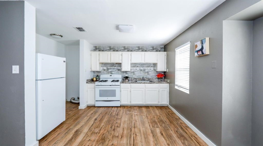 9707 Center Rd, Laredo, Texas 78045-0000, 2 Bedrooms Bedrooms, 4 Rooms Rooms,1 BathroomBathrooms,Residential,For Sale,9707 Center Rd,20263510
