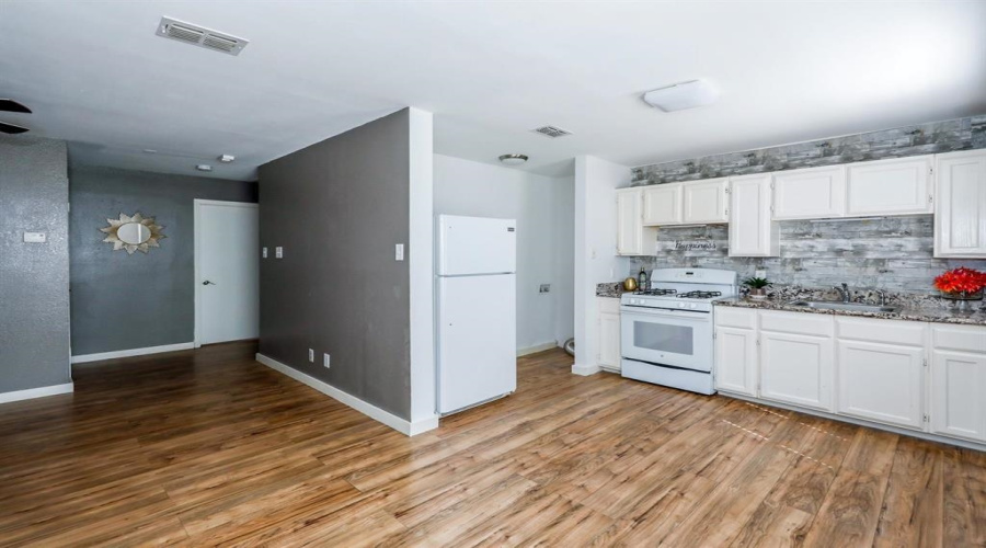 9707 Center Rd, Laredo, Texas 78045-0000, 2 Bedrooms Bedrooms, 4 Rooms Rooms,1 BathroomBathrooms,Residential,For Sale,9707 Center Rd,20263510