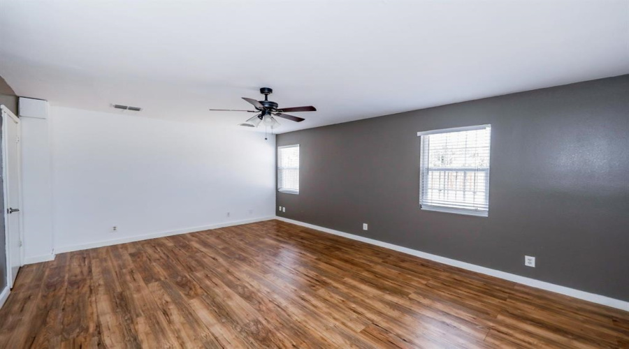 9707 Center Rd, Laredo, Texas 78045-0000, 2 Bedrooms Bedrooms, 4 Rooms Rooms,1 BathroomBathrooms,Residential,For Sale,9707 Center Rd,20263510