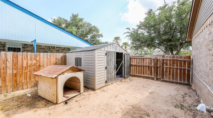 9707 Center Rd, Laredo, Texas 78045-0000, 2 Bedrooms Bedrooms, 4 Rooms Rooms,1 BathroomBathrooms,Residential,For Sale,9707 Center Rd,20263510
