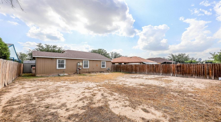 9707 Center Rd, Laredo, Texas 78045-0000, 2 Bedrooms Bedrooms, 4 Rooms Rooms,1 BathroomBathrooms,Residential,For Sale,9707 Center Rd,20263510